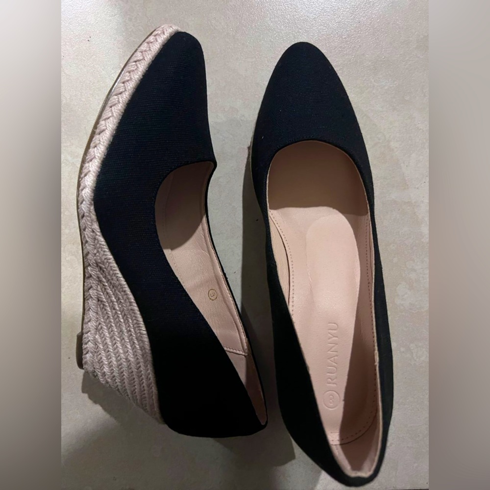 Ruanyu Black Wedge heel shoes-New Size 8